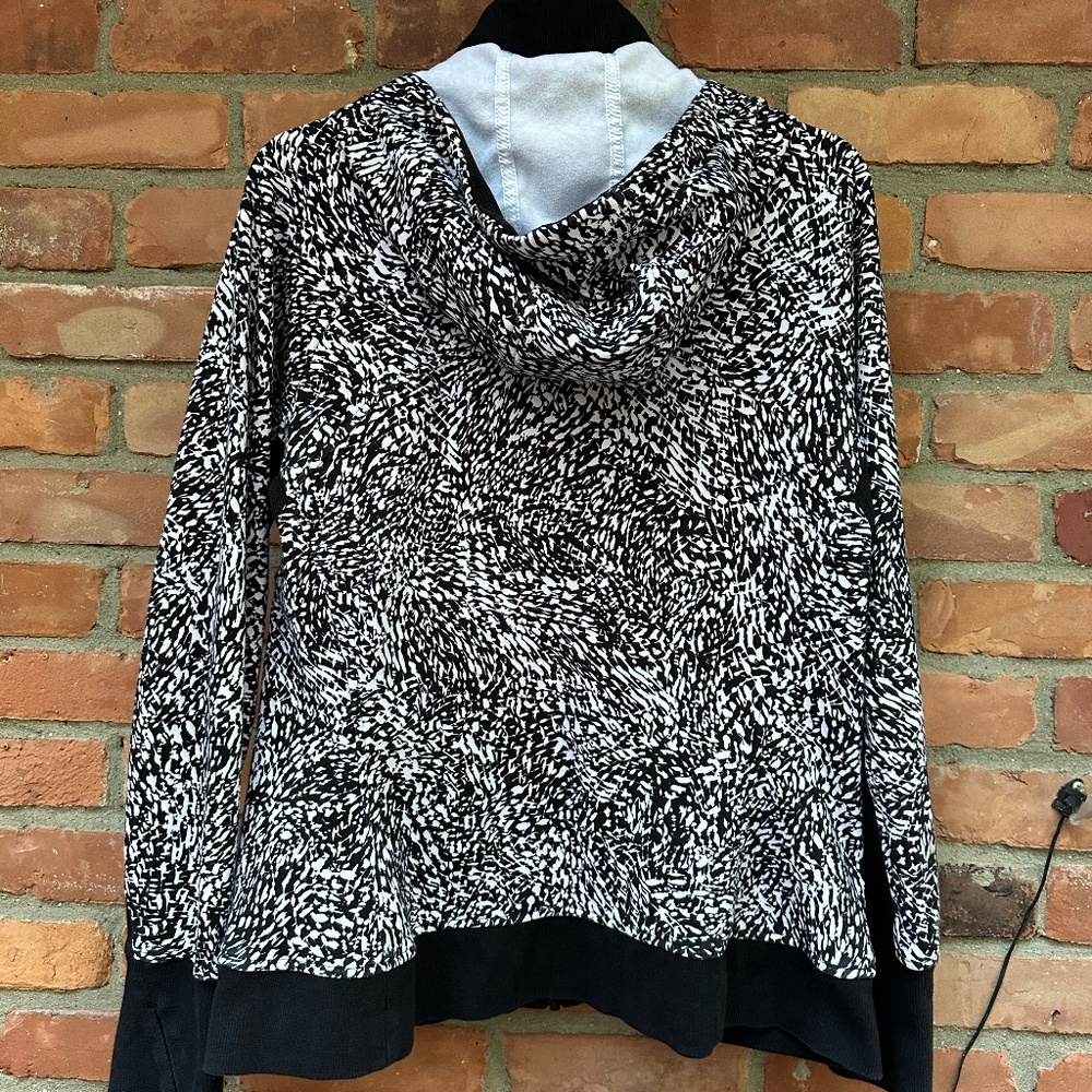 Athleta Triumph Windstorm Black & White Printed Hoodie ~ Large - Picture 2 of 7